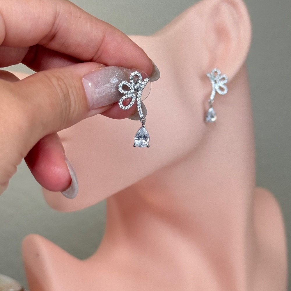 Chic Silver Crystal Teardrop Earrings - Picture 4 of 7